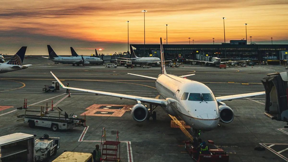 Avion au départ sur le tarmac d’un aéroport au lever du soleil