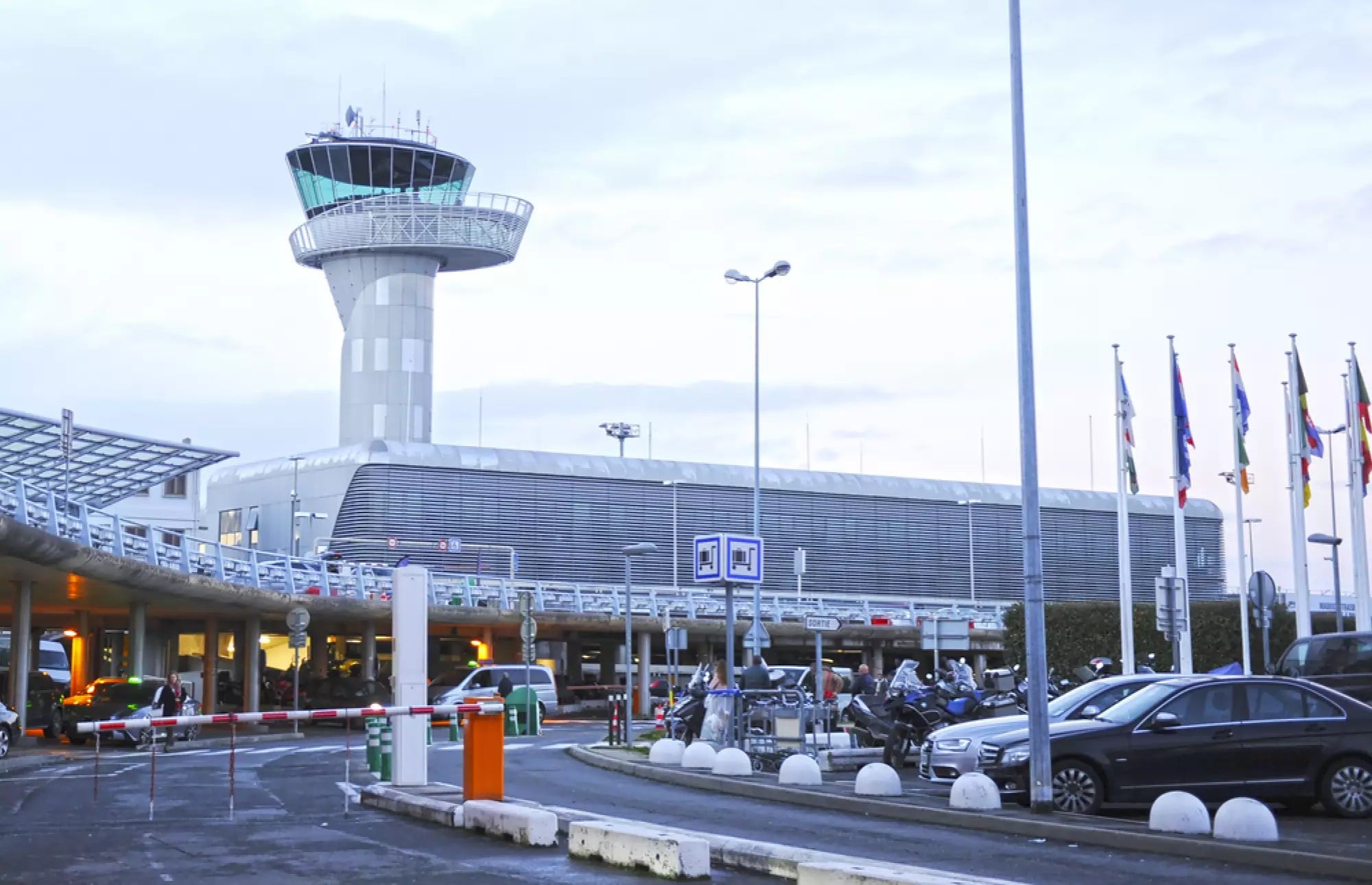 La tour de contrôle et le terminal de l’aéroport de Bordeaux-Mérignac