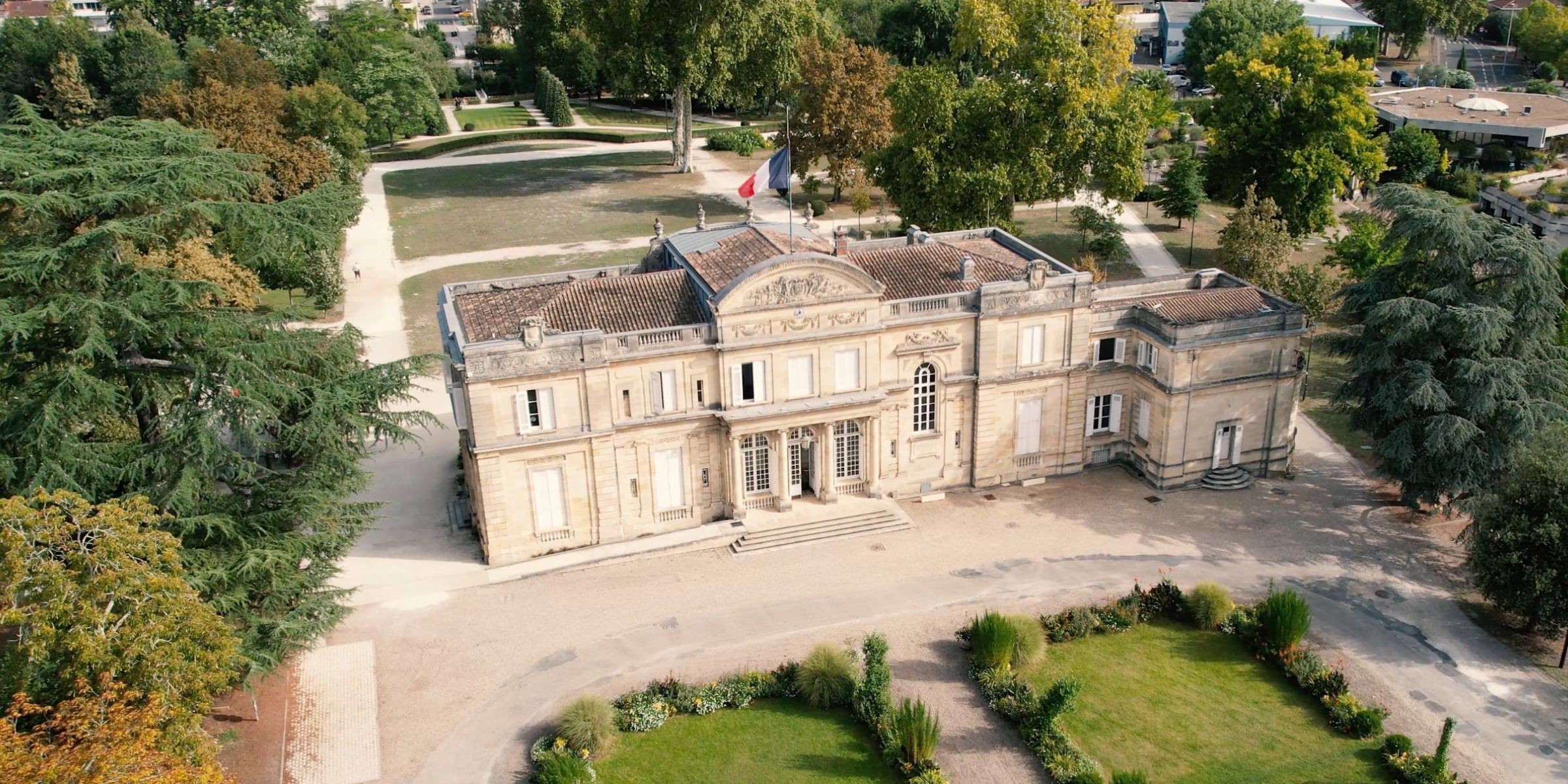 Le château Peixotto, hôtel de ville de Talence, et son parc vus du ciel