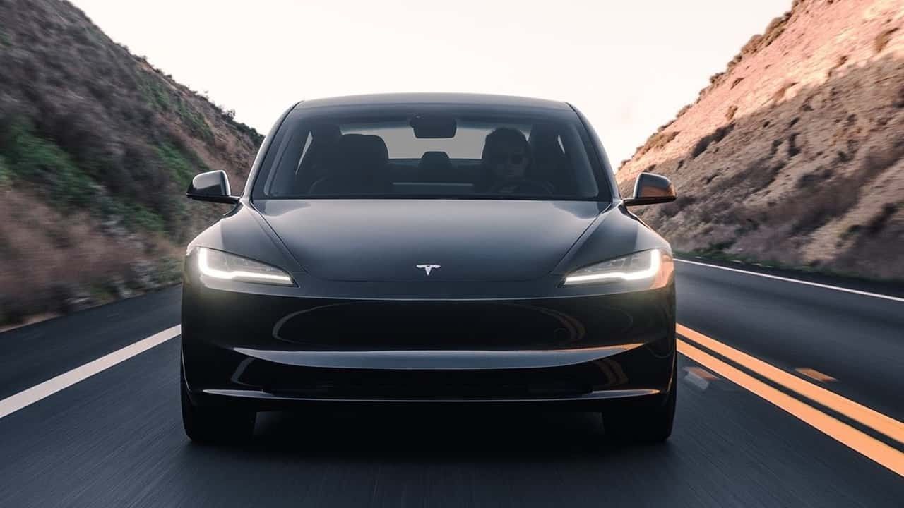 Tesla noire sur la route, vue de face